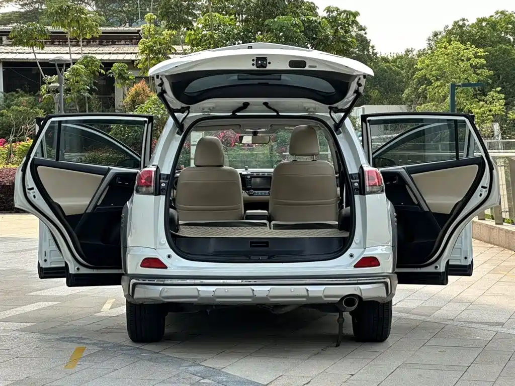 Toyota RAV4 2019 — фото 11