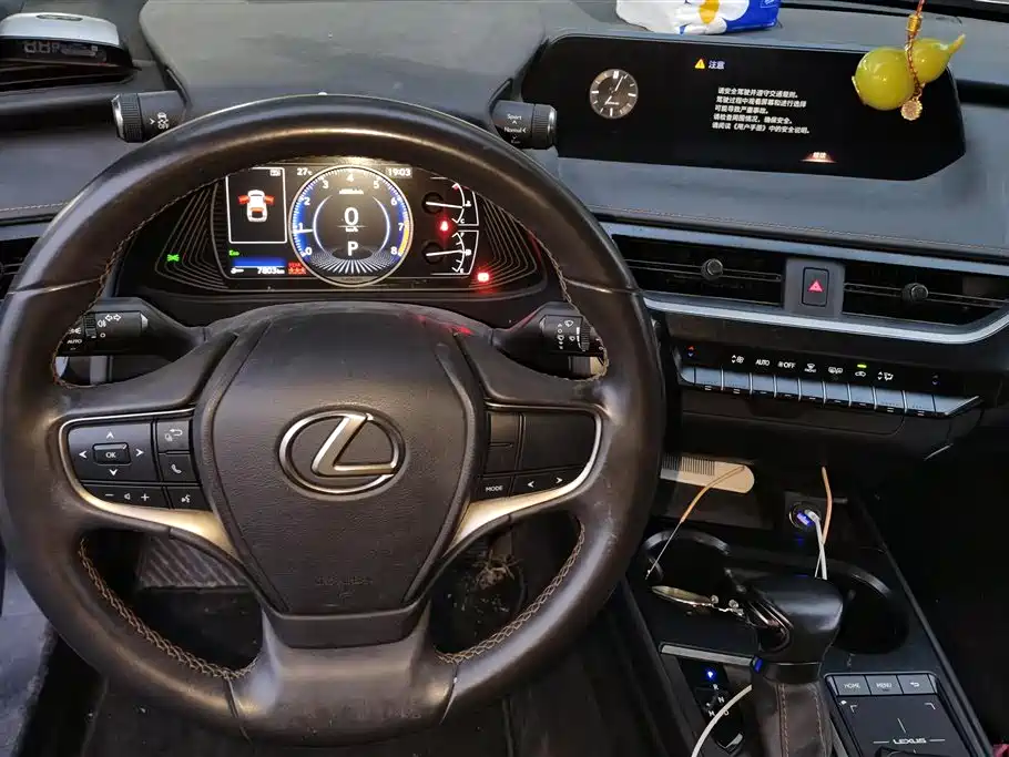 Lexus UX 2021 — фото 12