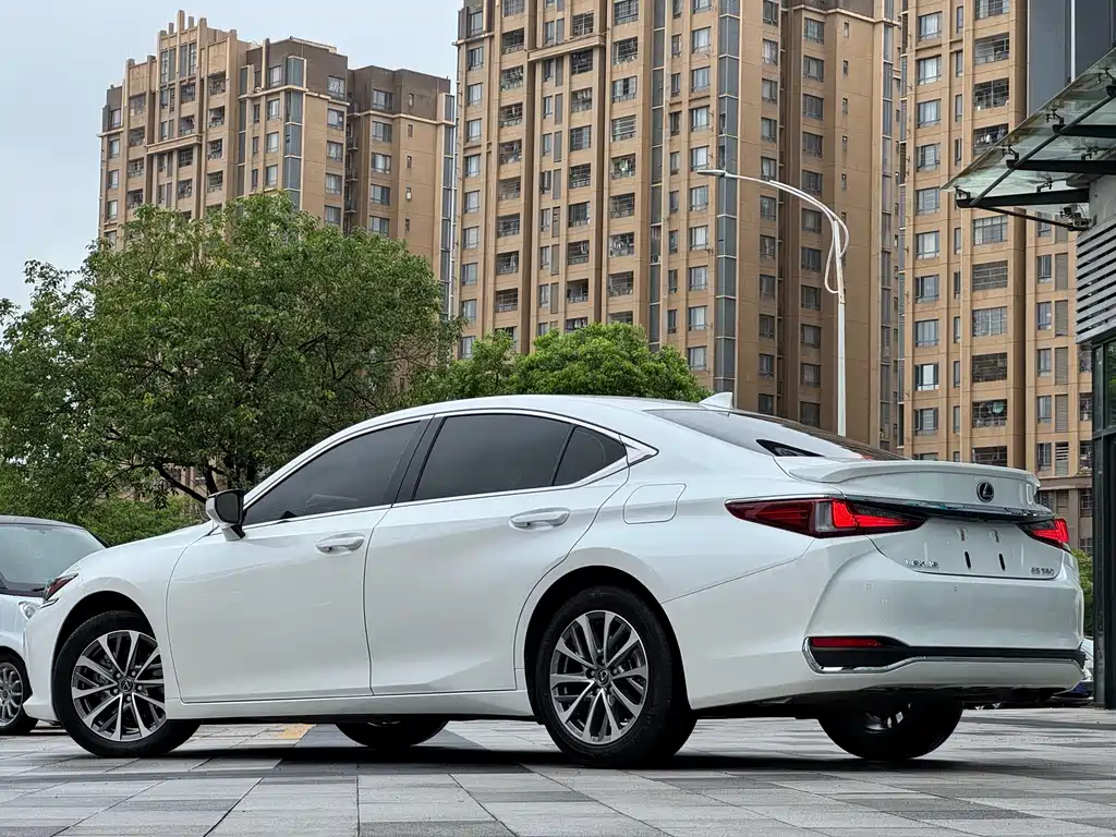 Lexus ES 2023