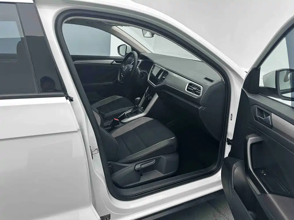 Volkswagen T-Roc 2023 — фото 7