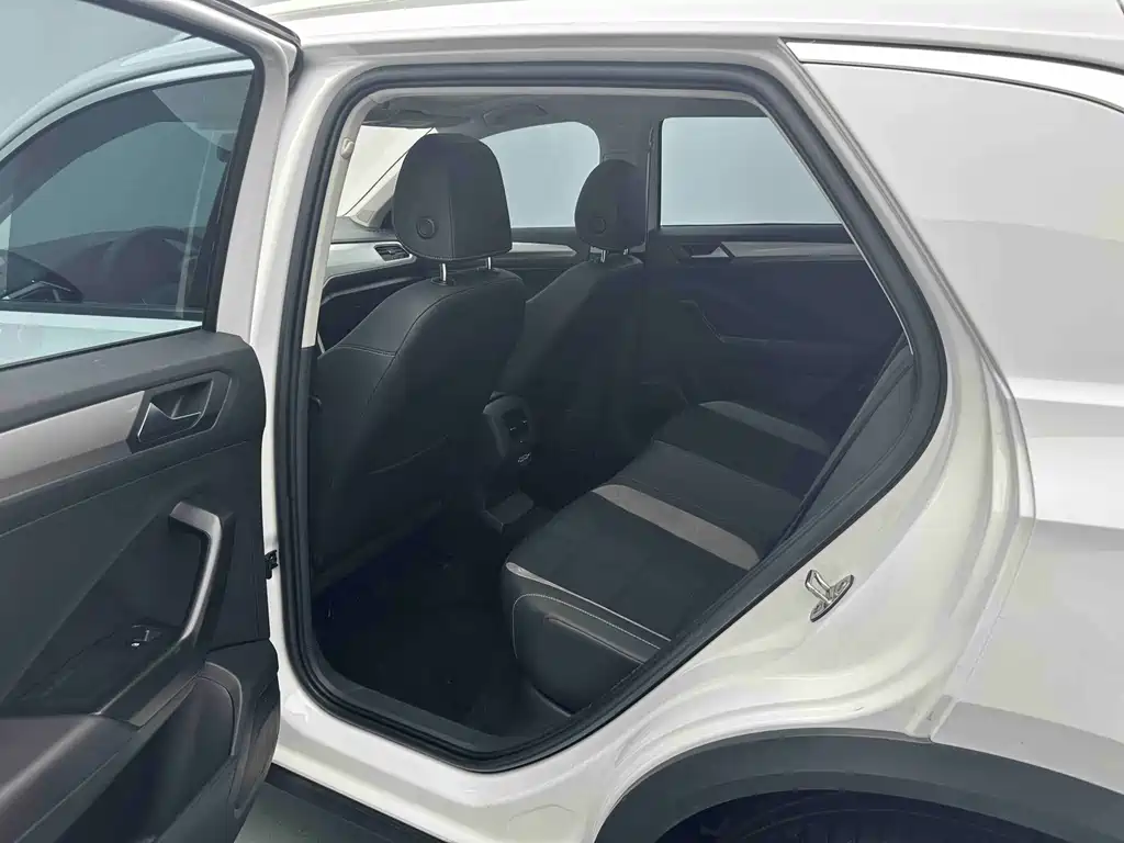 Volkswagen T-Roc 2023 — фото 10
