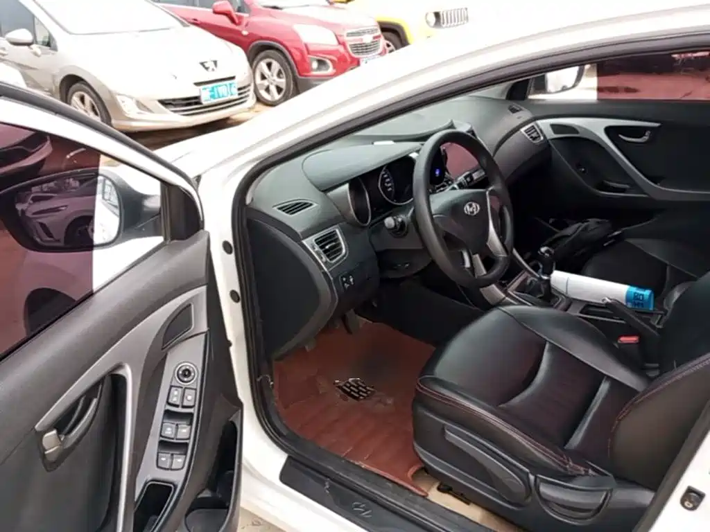 Hyundai Elantra 2016 — фото 16