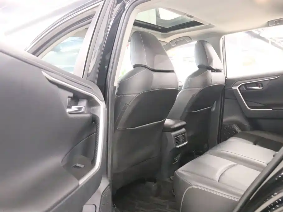 Toyota RAV4 2020 — фото 16