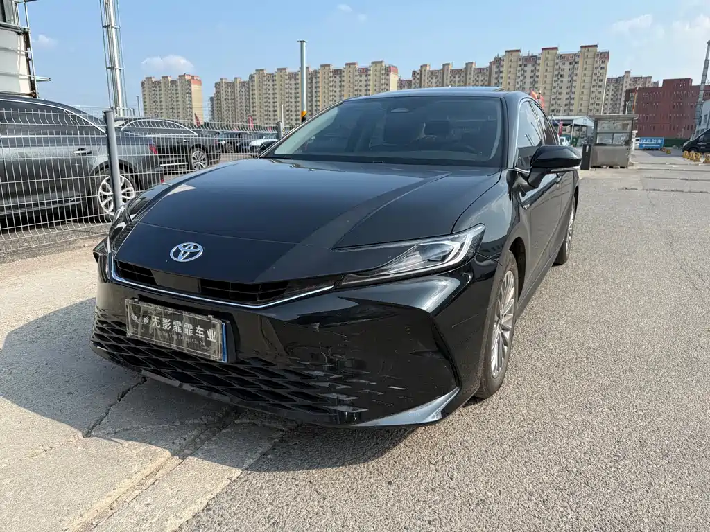 Toyota Camry 2025 — фото 1