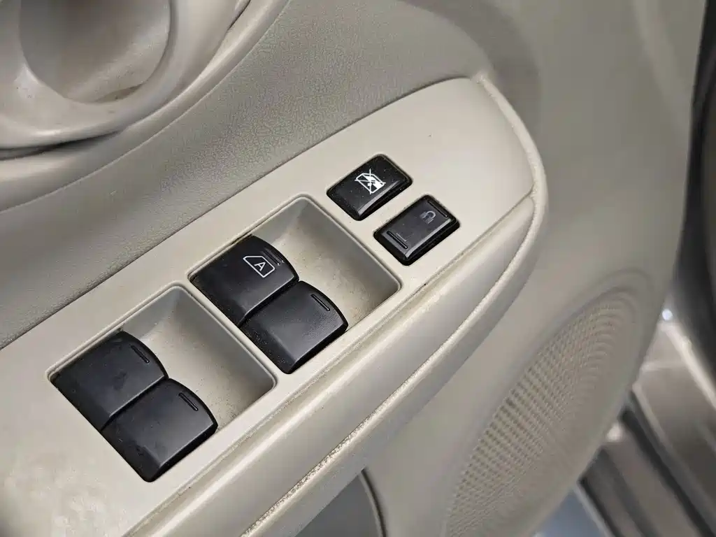 Nissan Sunny 2016 — фото 9