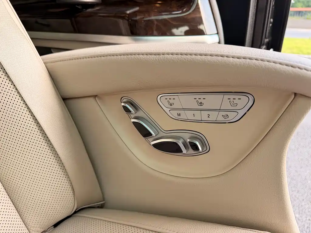 Mercedes-Benz V-Class 2019 — фото 19