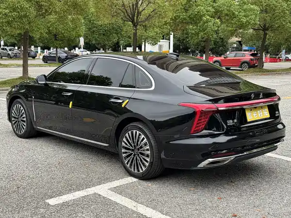Hongqi H5 2025
