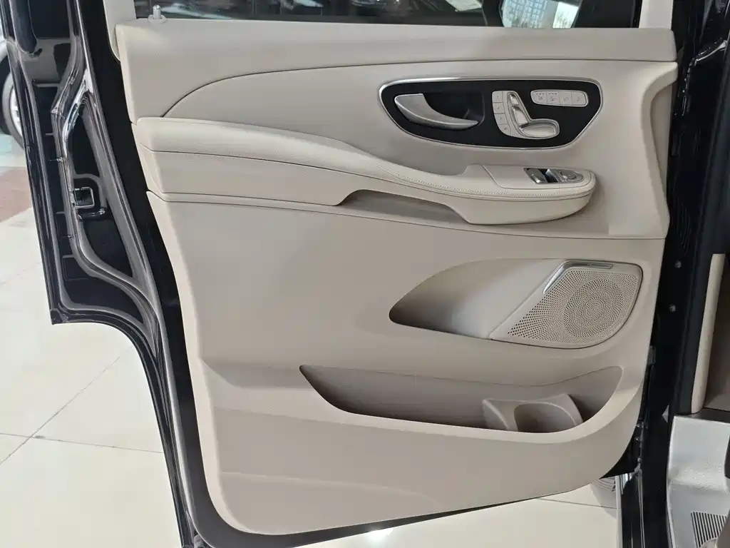 Mercedes-Benz V-Class 2023 — фото 4