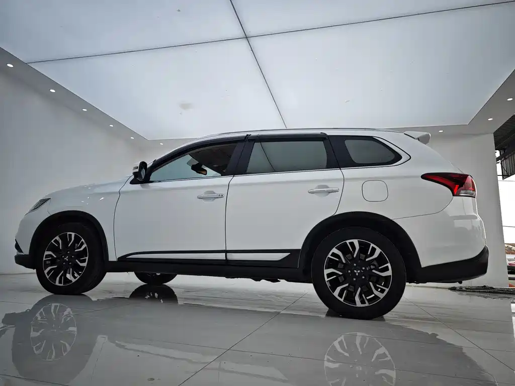 Mitsubishi Outlander 2020 — фото 25
