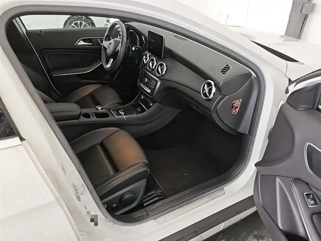 Mercedes-Benz GLA 2018 — фото 11