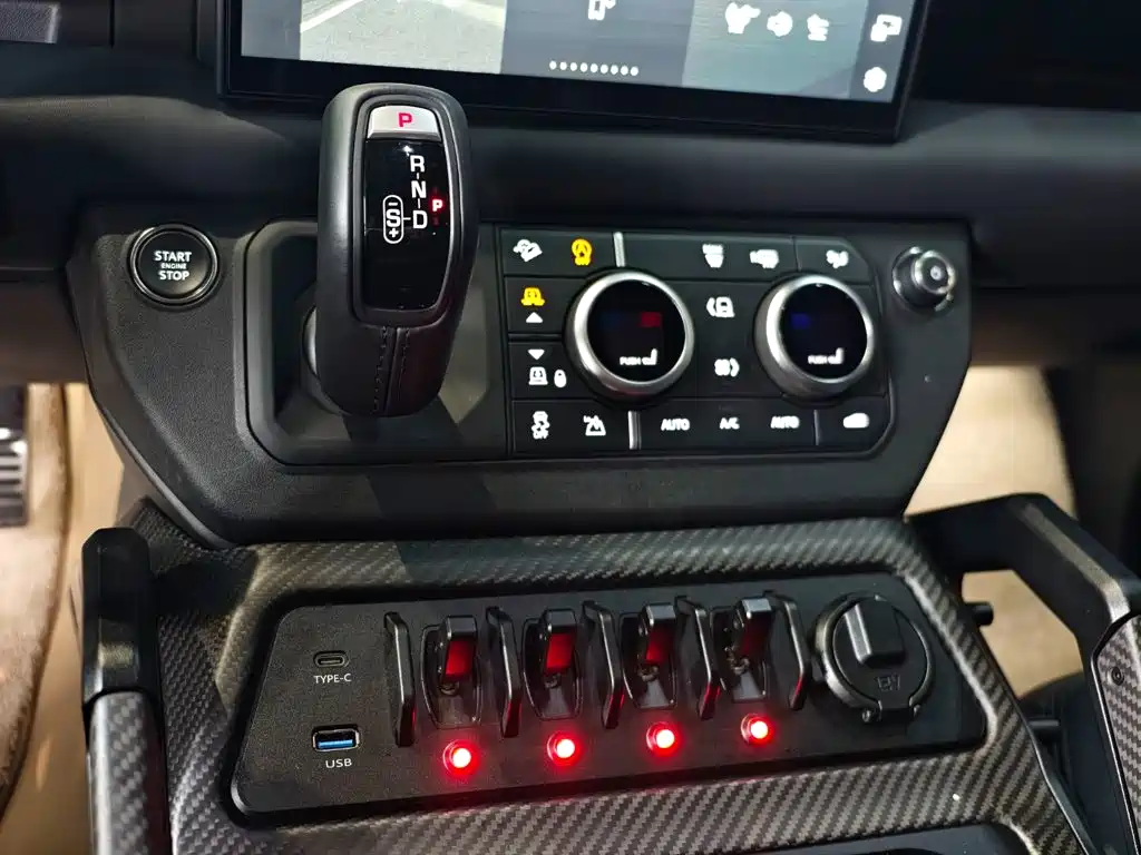 Land Rover Defender 2025 — фото 17