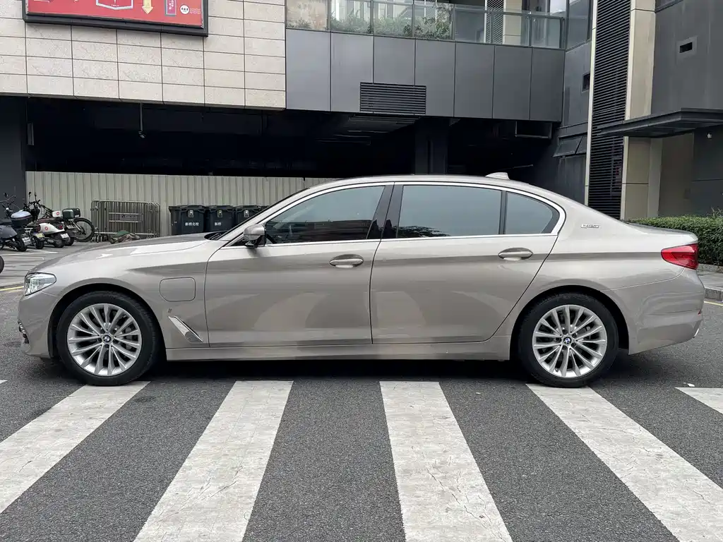 BMW 5 Series New Energy 2019 — фото 4