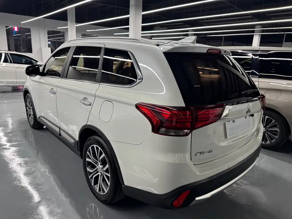 Mitsubishi Outlander 2018 — фото 5