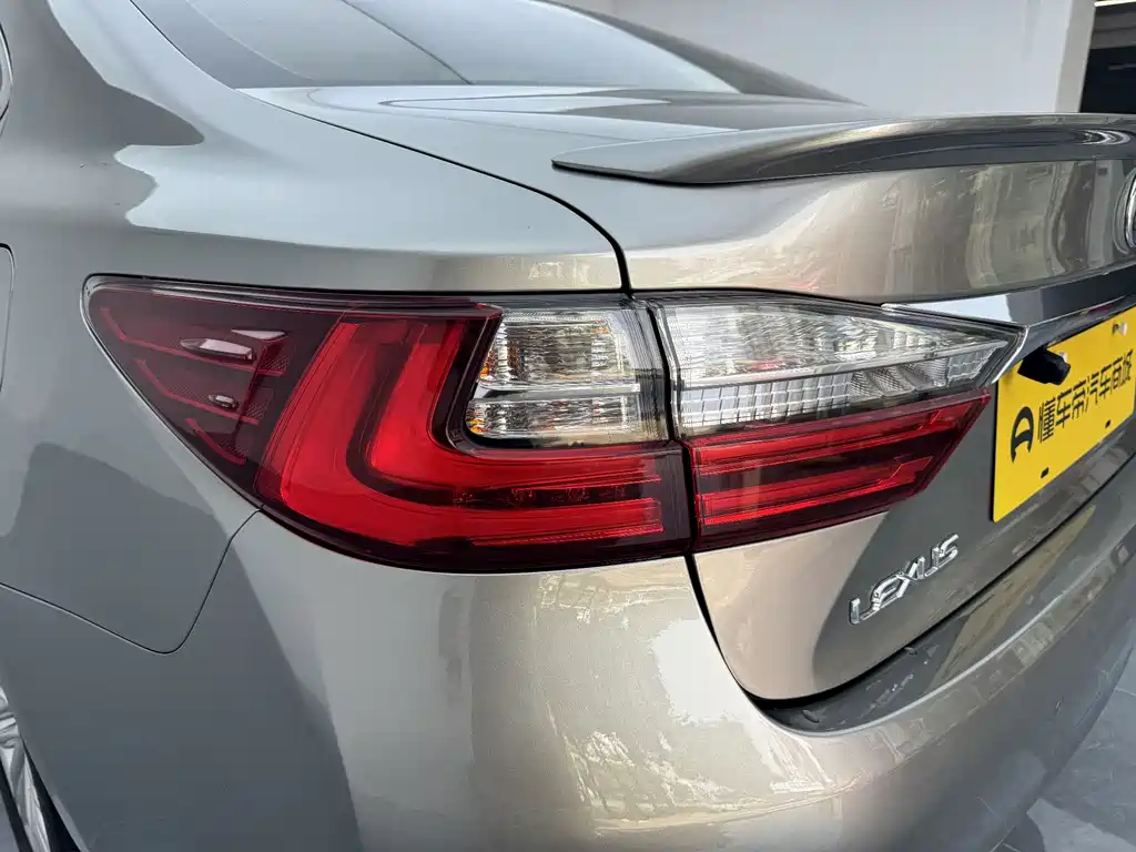 Lexus ES 2017 — фото 14