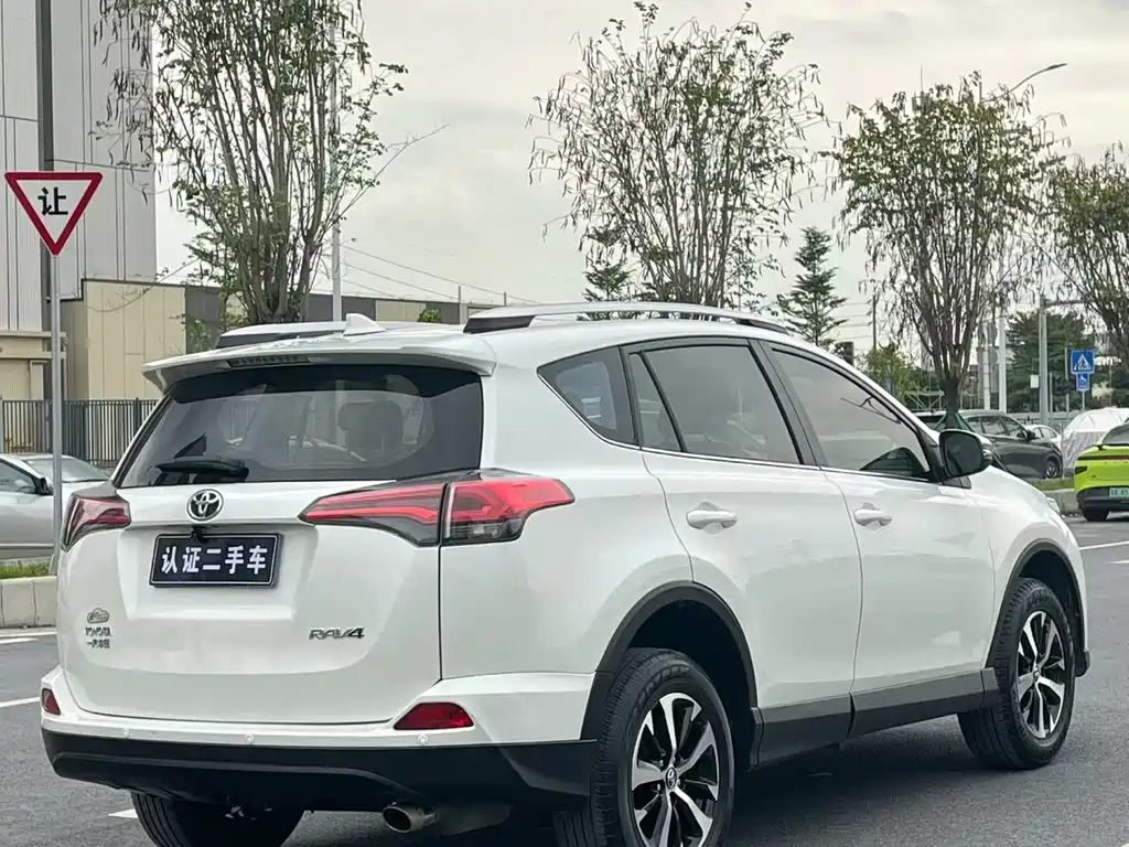 Toyota RAV4 2018 — фото 6
