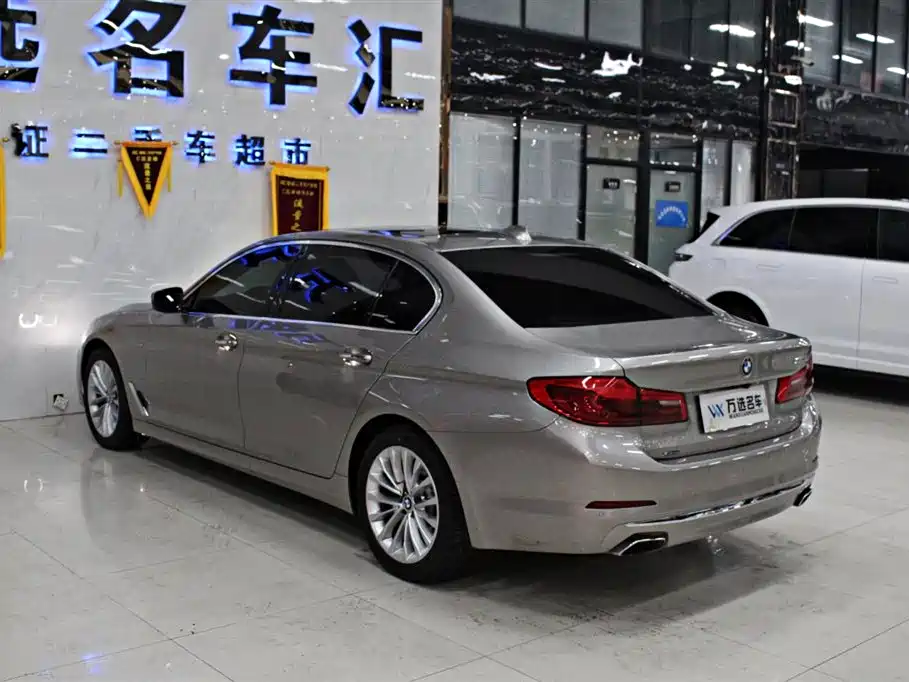 BMW 5 Series 2018 — фото 16
