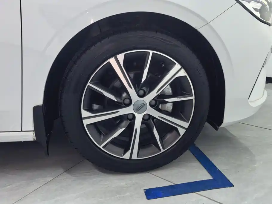 Geely Emgrand 2022