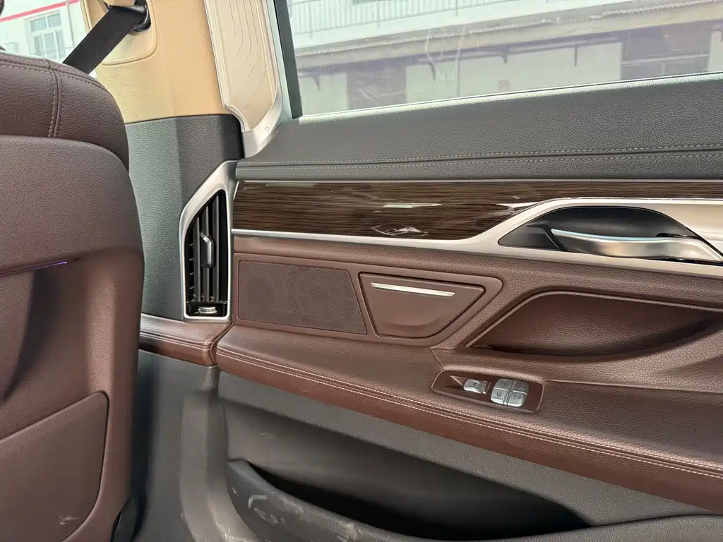 BMW 7 Series 2017 — фото 20
