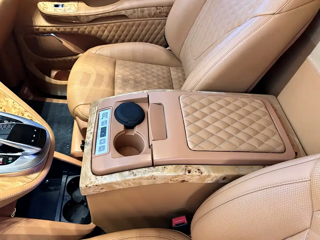 Mercedes-Benz V-Class 2020 — фото 19