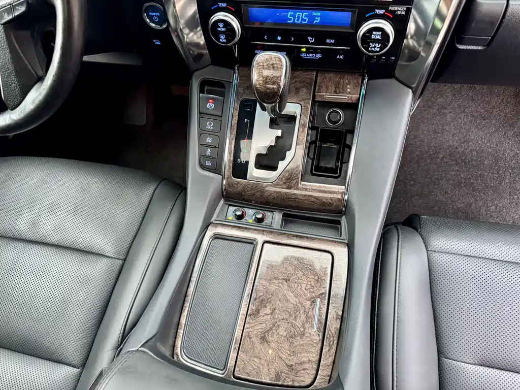 Toyota Vellfire 2023 — фото 9