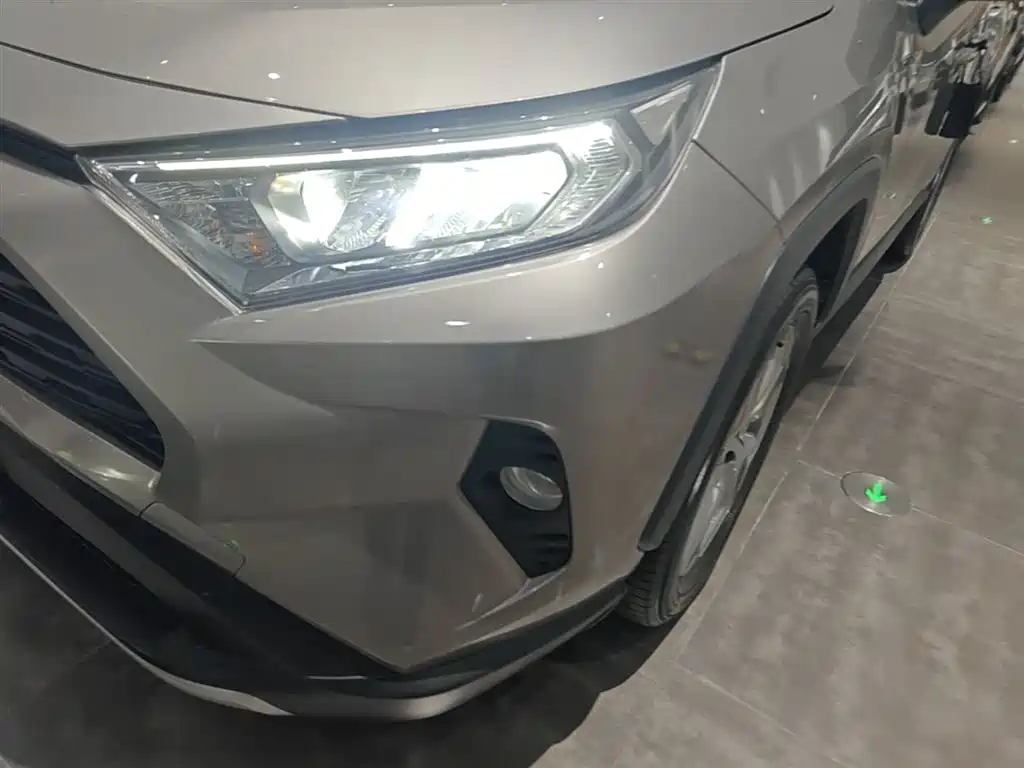 Toyota RAV4 2021 — фото 24