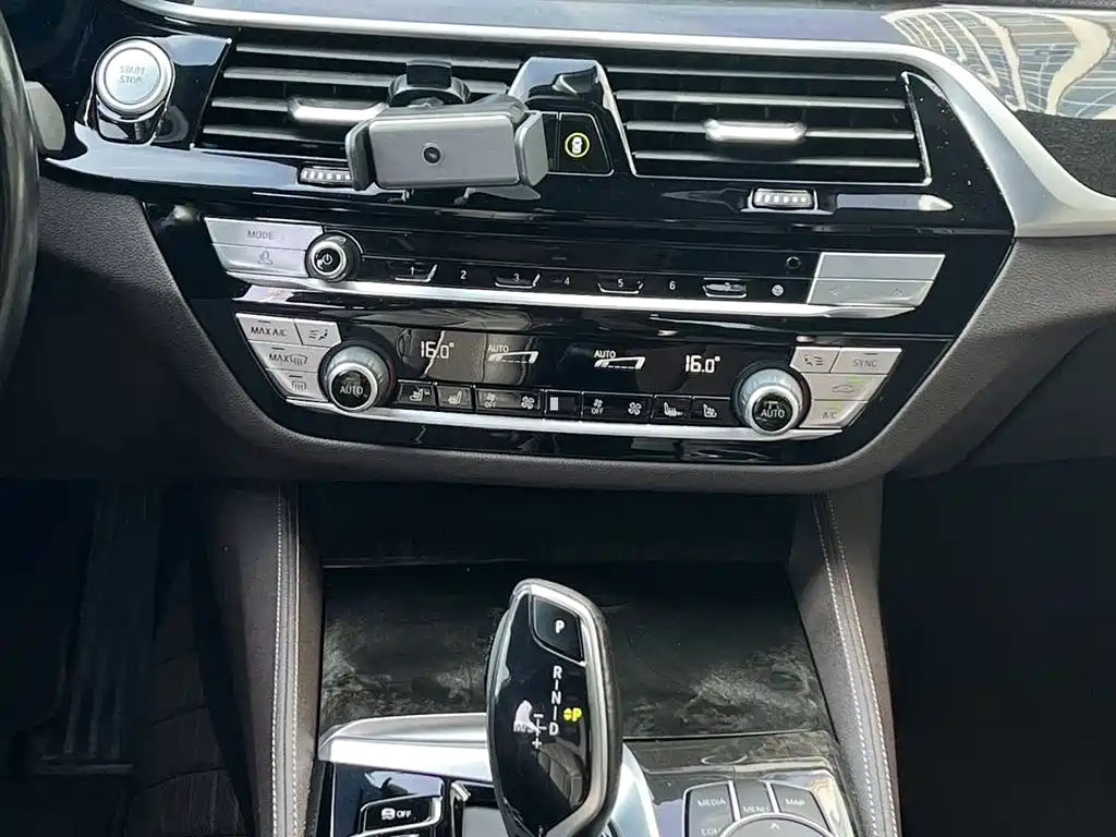 BMW 5 Series New Energy 2021 — фото 9
