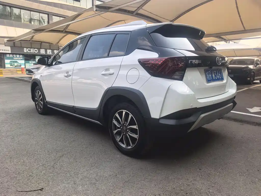 Toyota Yaris L 2023 — фото 17