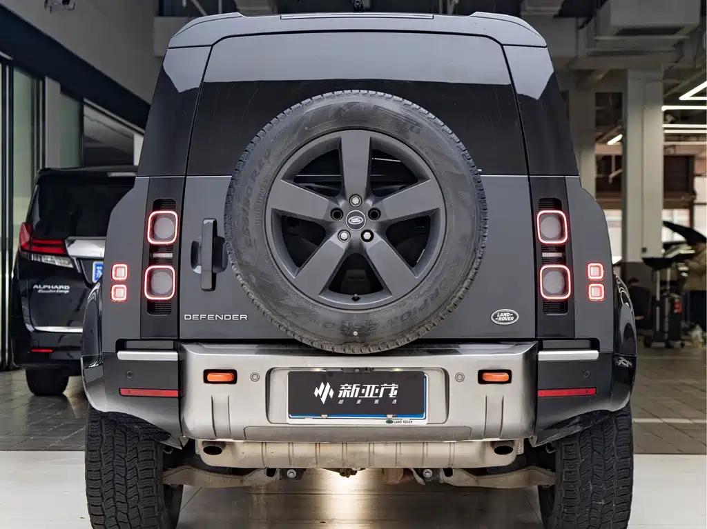 Land Rover Defender 2023 — фото 8