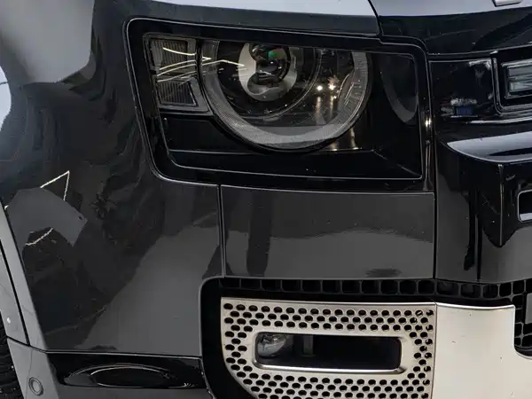 Land Rover Defender 2023
