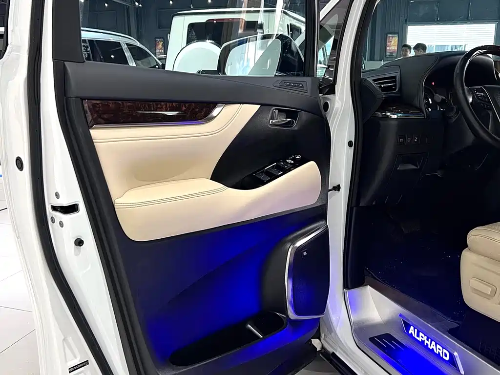 Toyota Alphard 2023 — фото 44