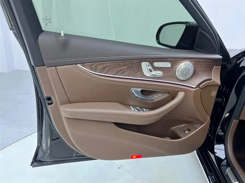 Mercedes-Benz E-Class 2023 — фото 17
