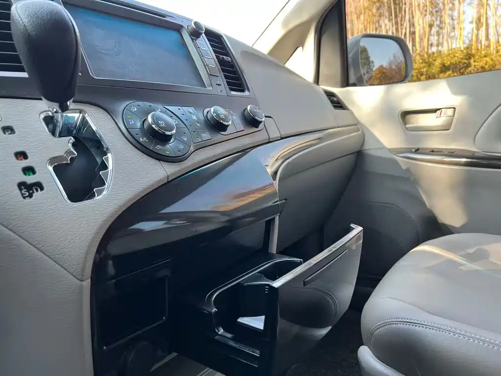 Toyota Sienna 2015 — фото 13