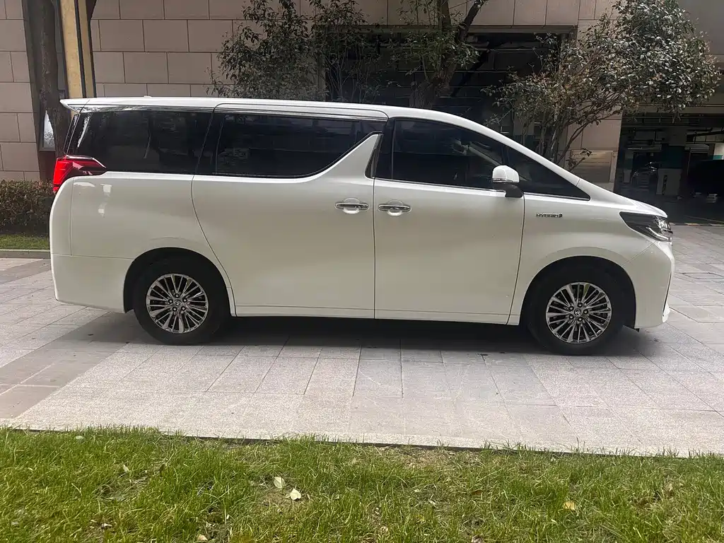 Toyota Alphard 2022 — фото 3