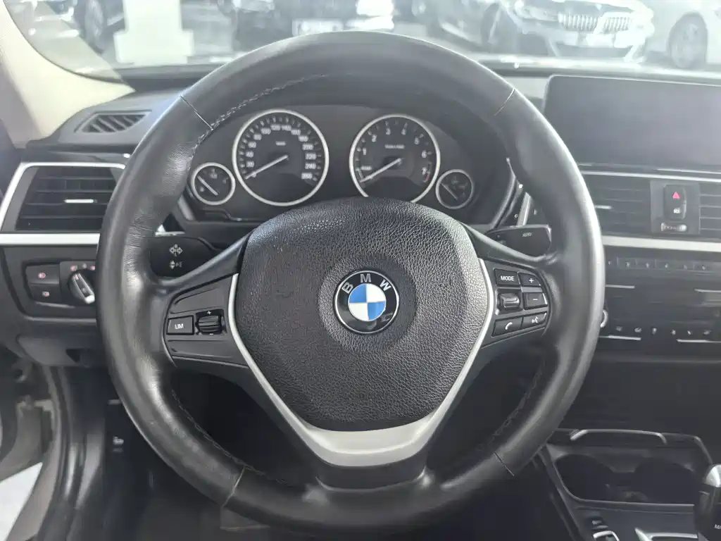 BMW 3 Series 2019 — фото 10