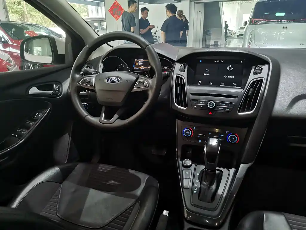 Ford Focus 2018 — фото 18