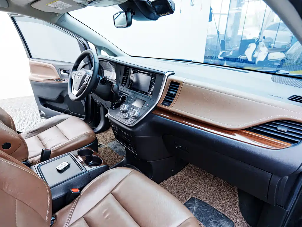 Toyota Sienna 2018 — фото 17