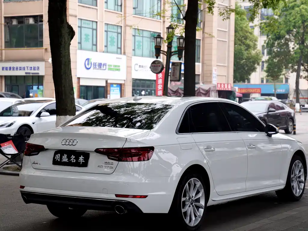 Audi A4L 2018 — фото 14
