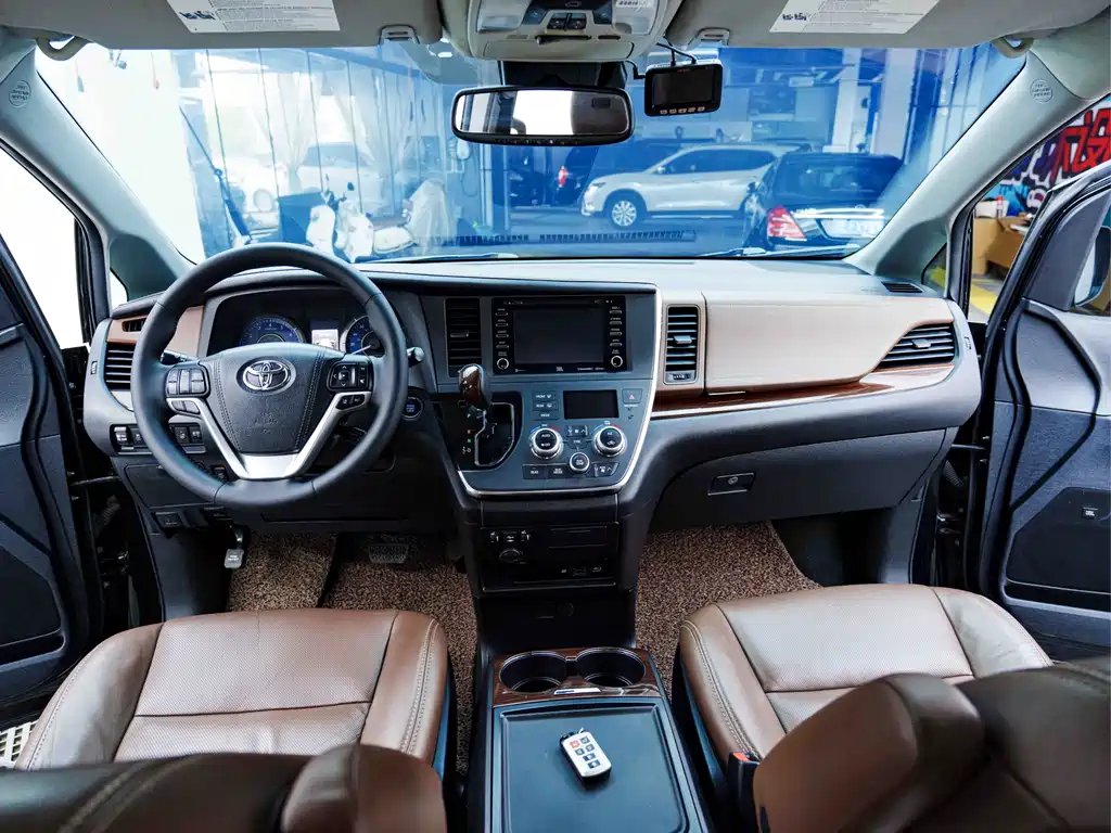 Toyota Sienna 2018 — фото 15
