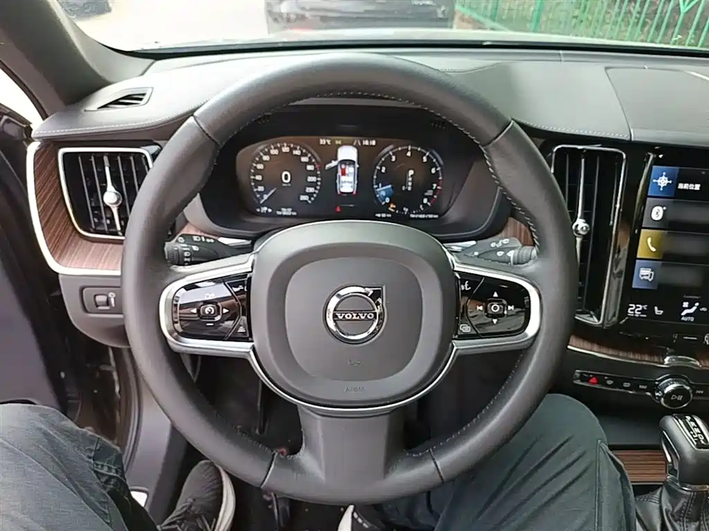 Volvo XC60 2020 — фото 11