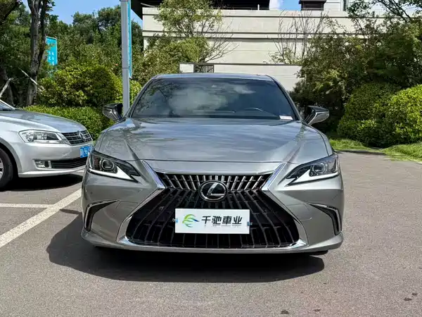 Lexus ES 2023
