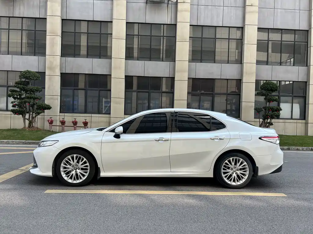 Toyota Camry 2020 — фото 21