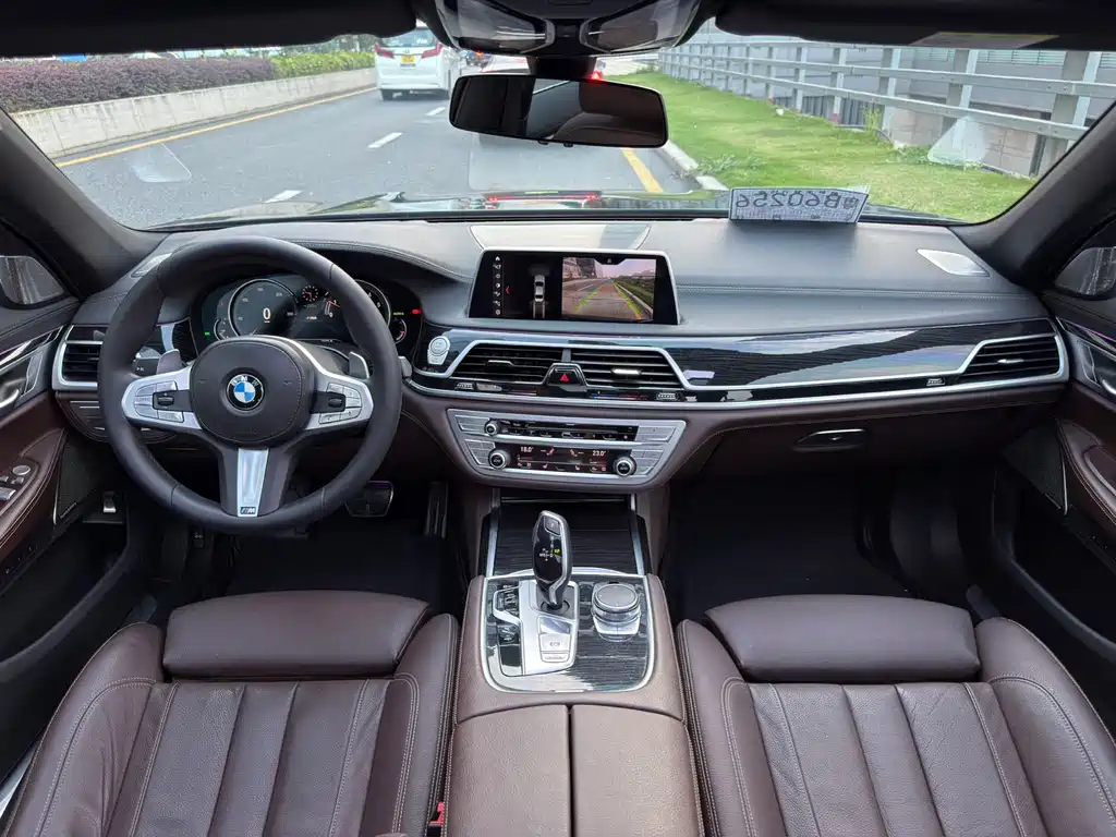 BMW 7 Series 2018 — фото 8
