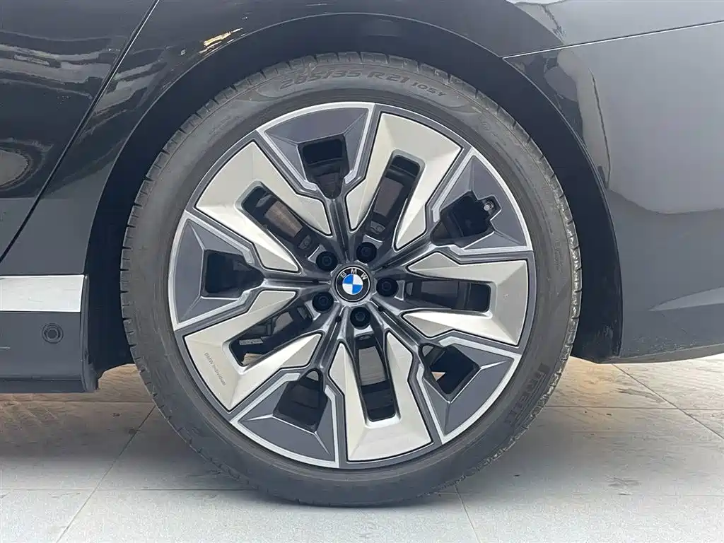 BMW i7 2025 — фото 18