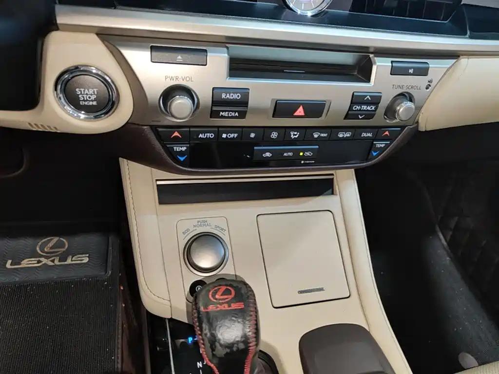 Lexus ES 2015 — фото 13