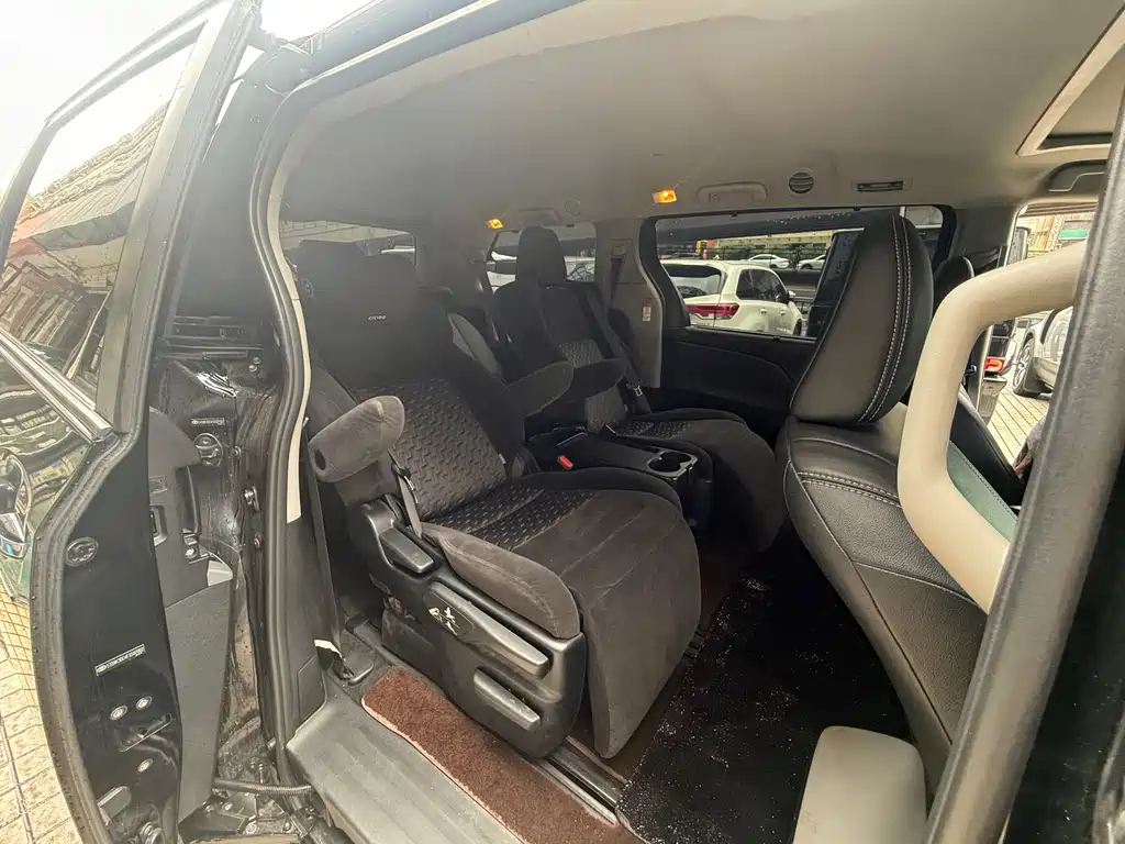 Toyota Sienna 2016 — фото 10