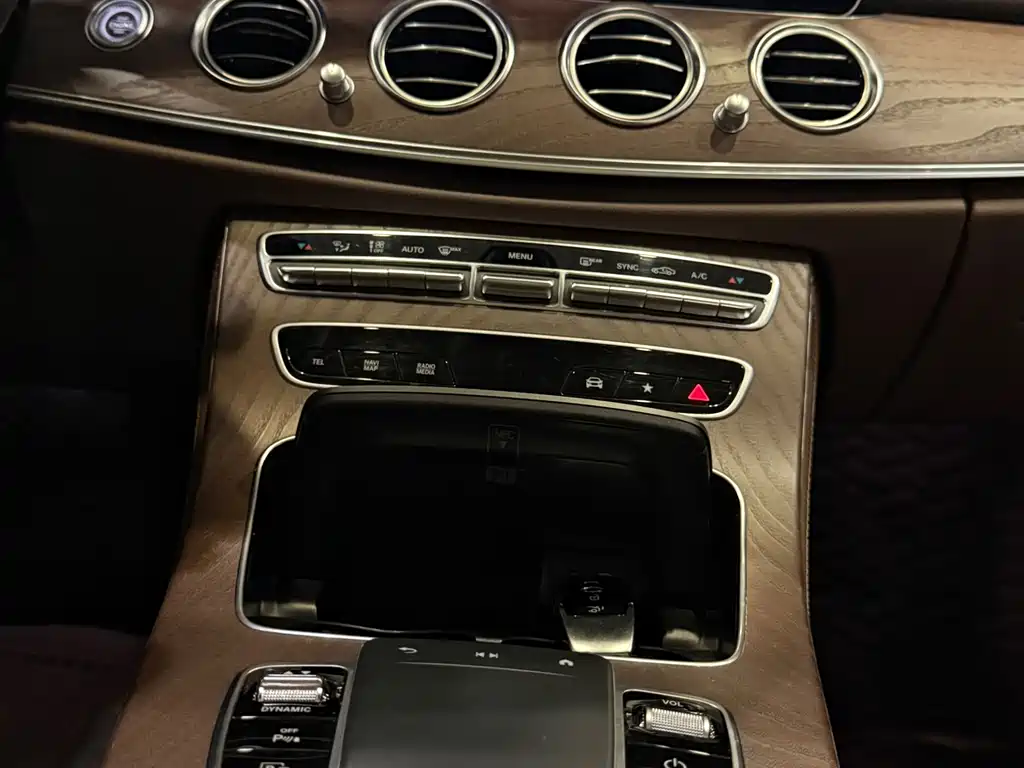 Mercedes-Benz E-Class 2022 — фото 11