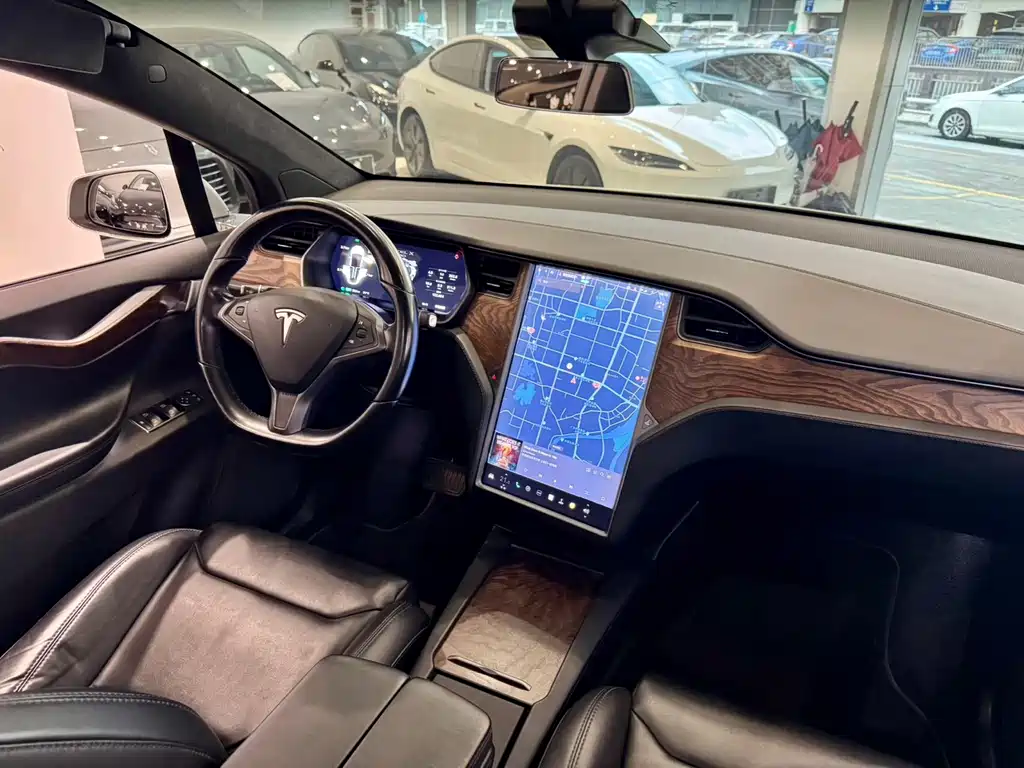 Tesla Model X 2018 — фото 8