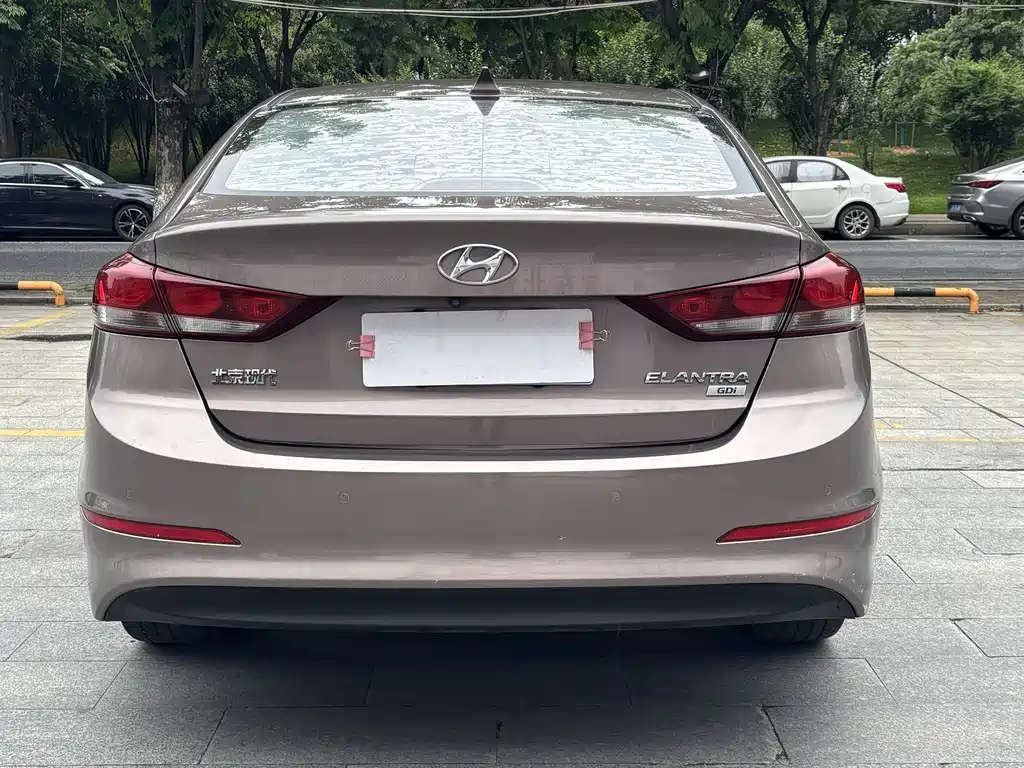 Hyundai Elantra 2017 — фото 10