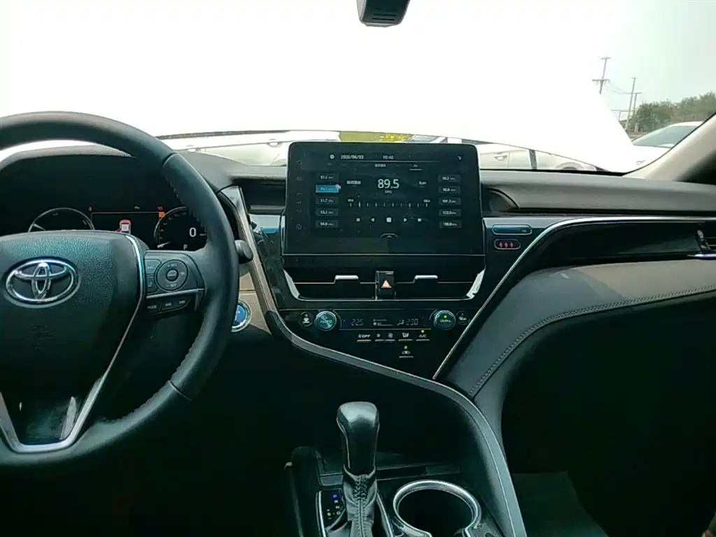Toyota Camry 2023 — фото 13