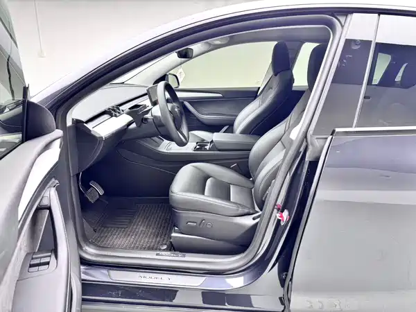 Tesla Model Y 2025